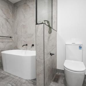 View Photo: Freestanding bath & Toilet