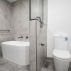 Freestanding bath & Toilet